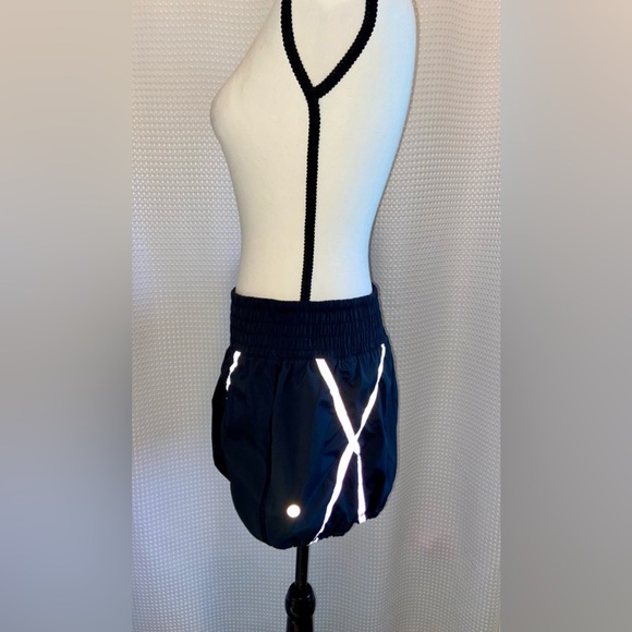 Women’s LULULEMON ATHLETICA Light Up skort size 6 - Picture 2 of 16